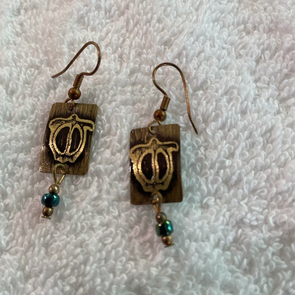 Earrings with a turtle pattern on the front complemented by dangling bead. - Picture 2 of 4